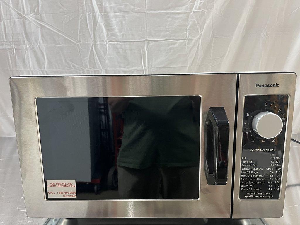 Panasonic NE-1025F Commercial Microwave Oven - Near New, 1000W Efficiency